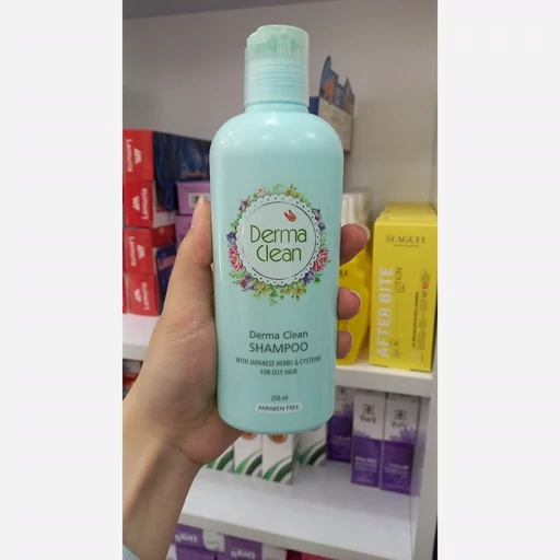 شامپو موهای چرب درماکلین حاوی عصاره گیاهان ژاپنی برای کنترل چربی مو