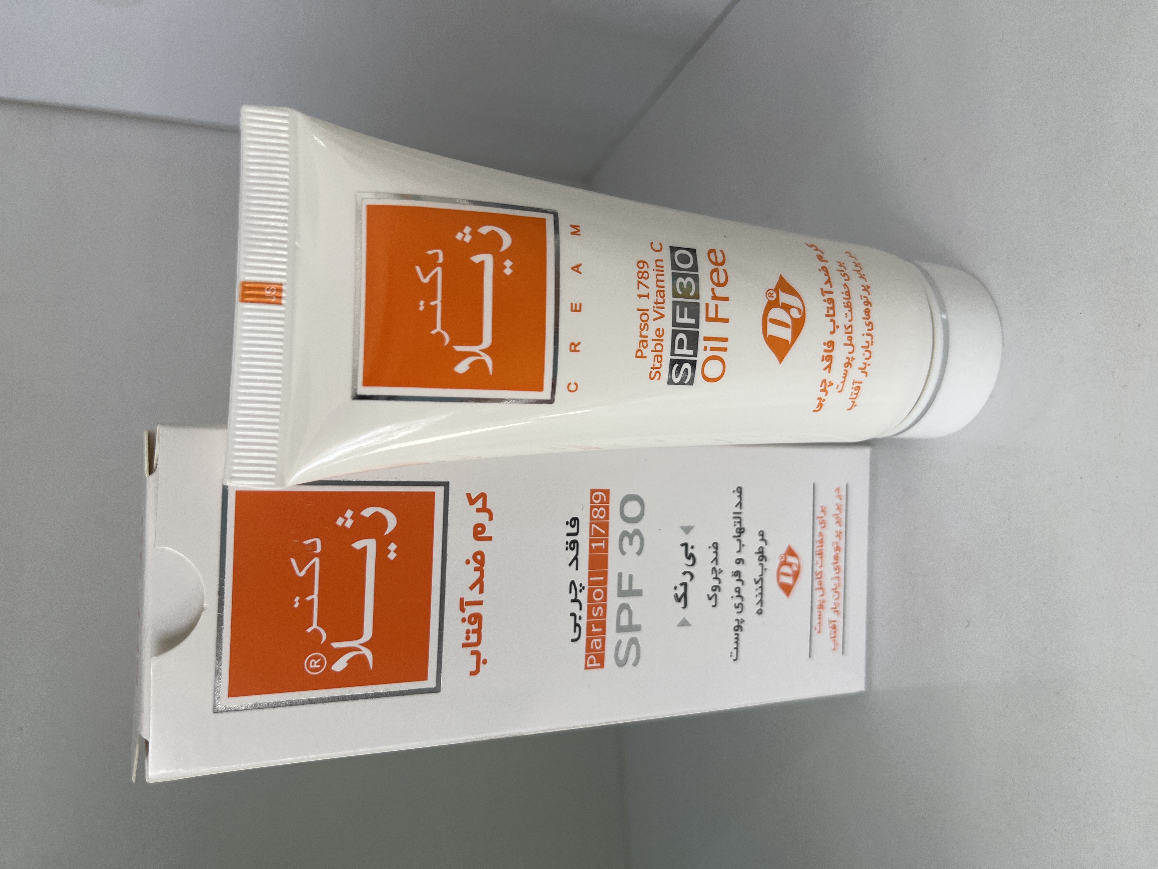 ضدآفتاب دکترژیلا بی رنگ SPF30 فاقد چربی 50 میل