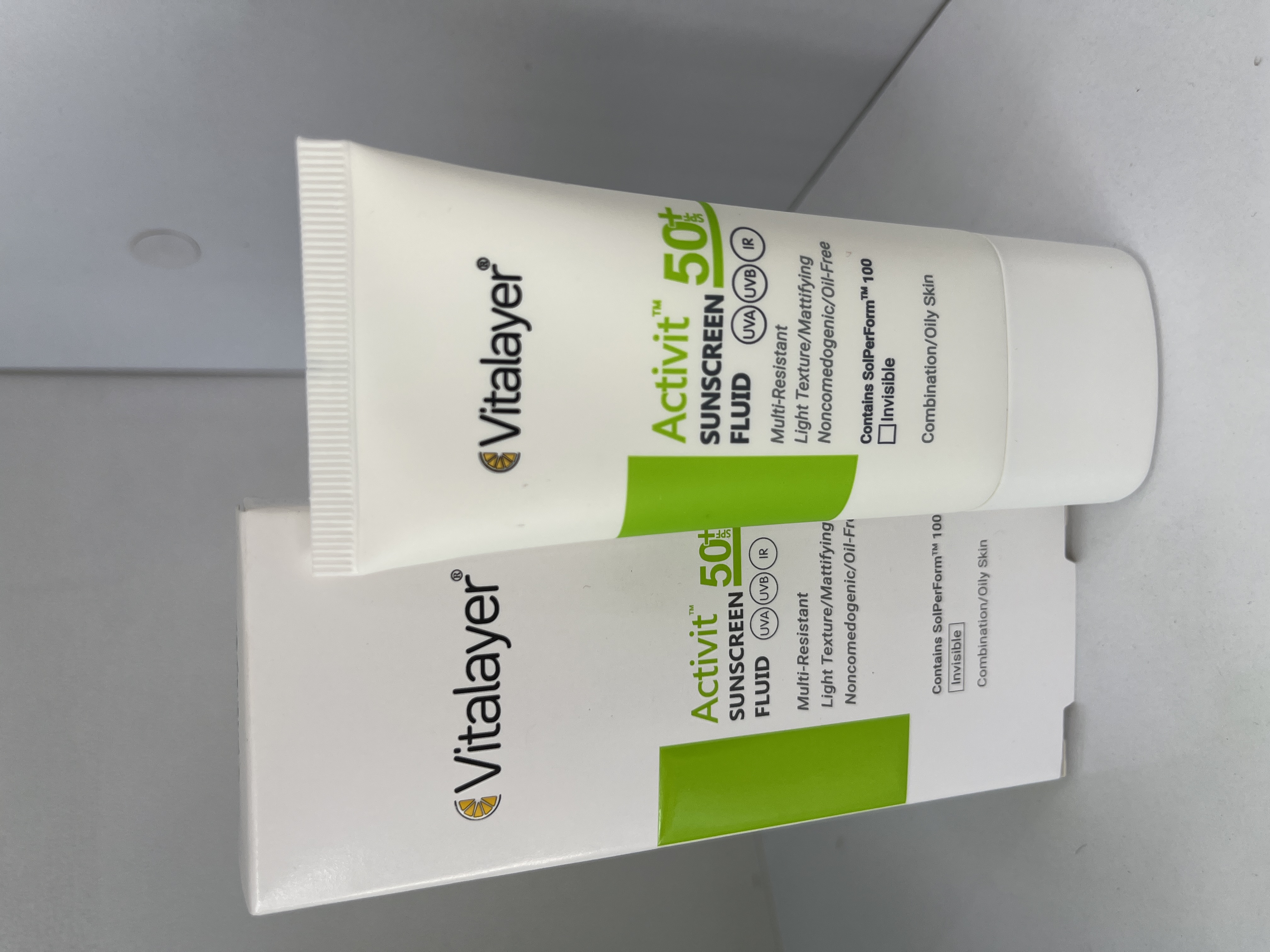 ضد آفتاب فلوئیدی ویتالایر با SPF50 بی رنگ ACTIVIT مناسب پوست چرب و مختلط حجم 50 میل