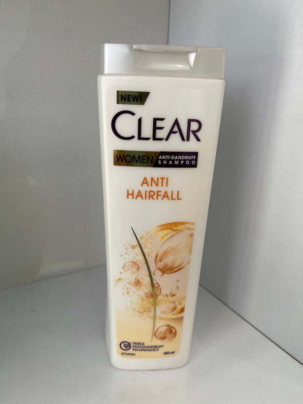 شامپو ضد شوره و تقویتکننده مو بانوان کلیر مدل Anti Hairfall حجم ۴۰۰ میلیلیتر