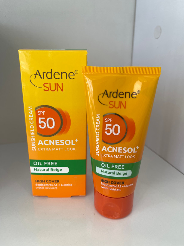 کرم ضدآفتاب رنگی فاقد چربی آردن سان مدل Acnesol Plus SPF50 رنگ بژ طبیعی حجم ۵۰ میلیلیتر