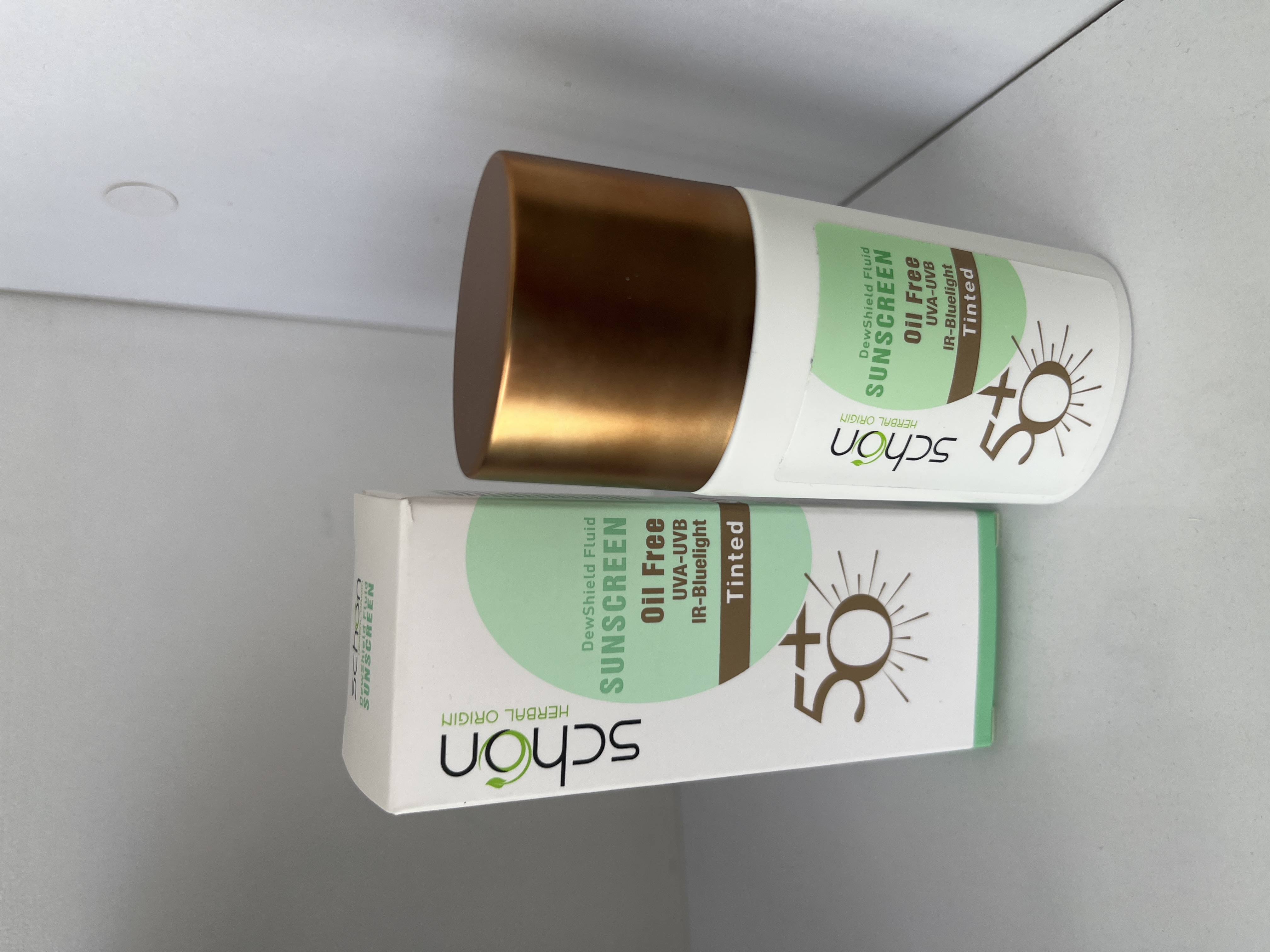 فلوئید ضد آفتاب با SPF50 رنگی مناسب انواع پوست شون حجم 50 میل