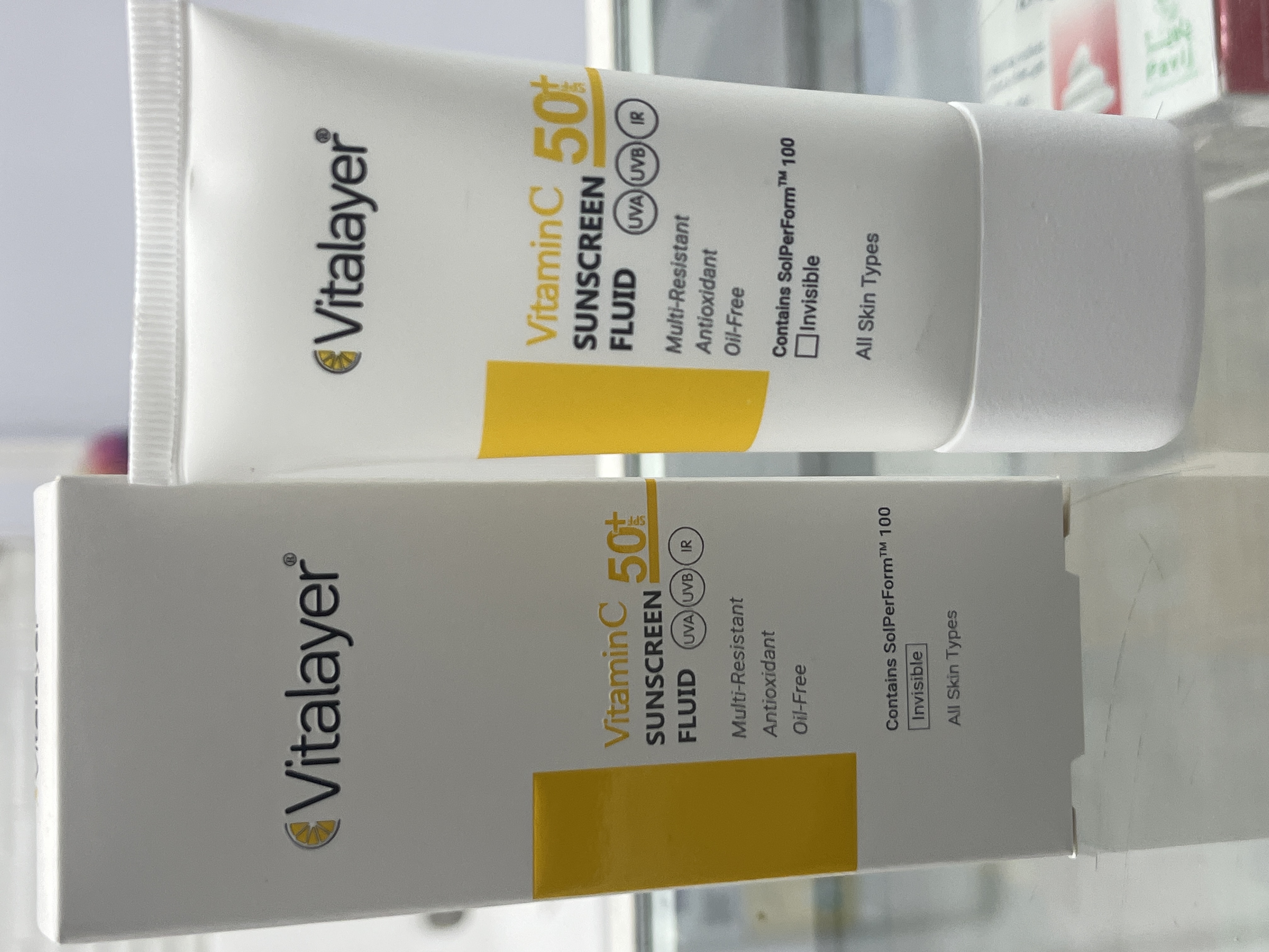 فلوئید ضد آفتاب ویتامین C ویتالیر بیرنگ SPF 50+ حجم 50 میل