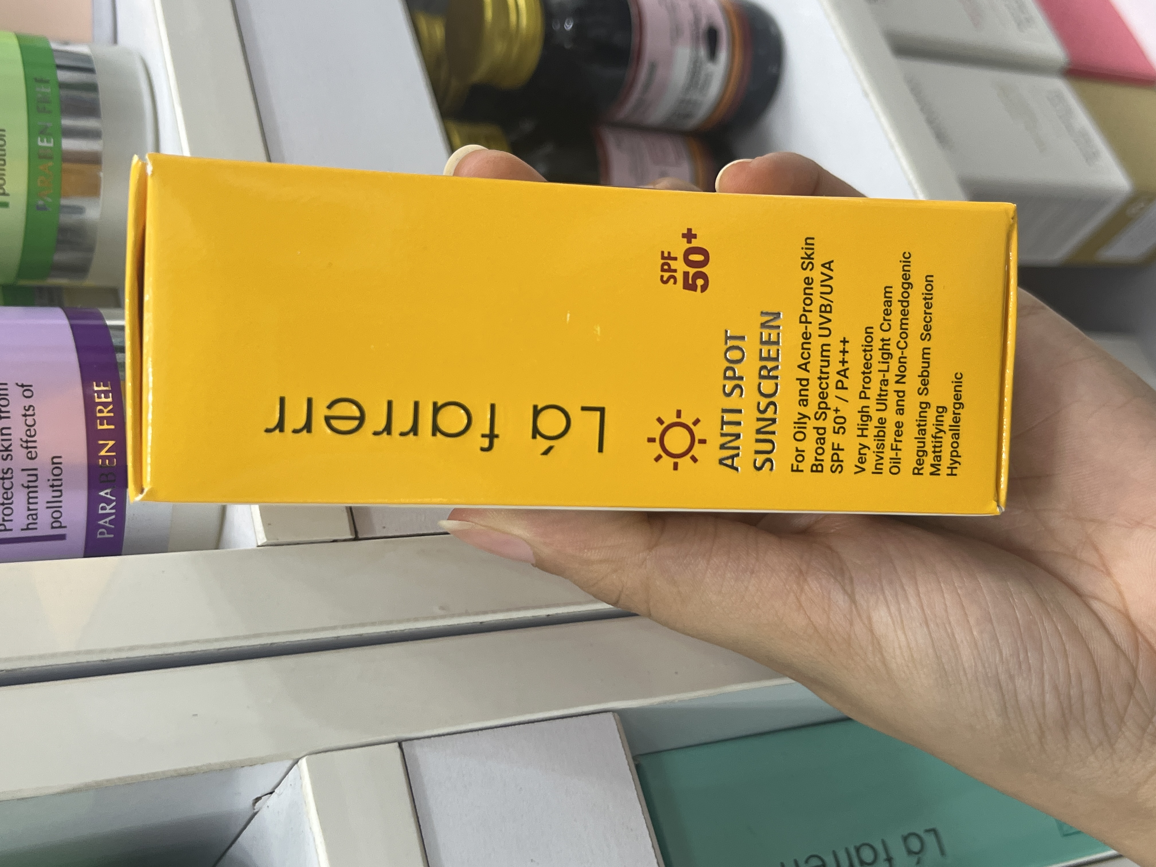 کرم ضدآفتاب بی رنگ لافارر spf 50 پوست چرب و مستعد آکنه 50 میل