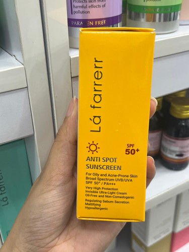 کرم ضدآفتاب بی رنگ لافارر spf 50 پوست چرب و مستعد آکنه 50 میل